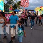 Foto: Familias disfrutan del ambiente festivo en la Avenida Bolívar a Chávez/TN8