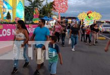 Foto: Familias disfrutan del ambiente festivo en la Avenida Bolívar a Chávez/TN8