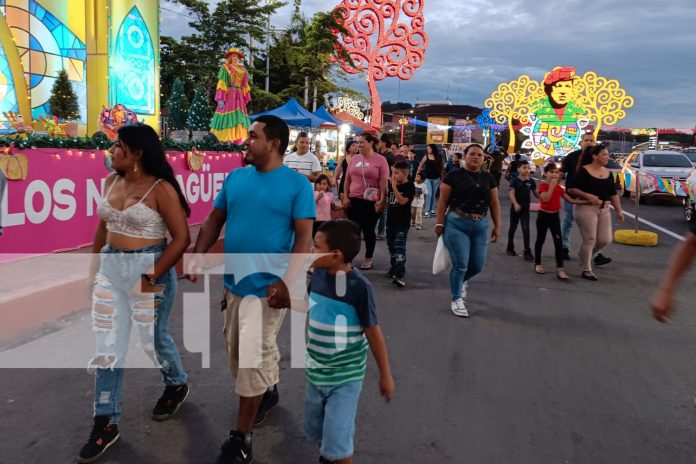 Foto: Familias disfrutan del ambiente festivo en la Avenida Bolívar a Chávez/TN8