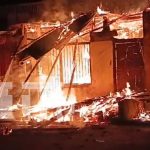 Foto: Incendio consume vivienda y taller de piñatas en El Puerto La Esperanza. Mala instalación eléctrica casi causa tragedia. /TN8