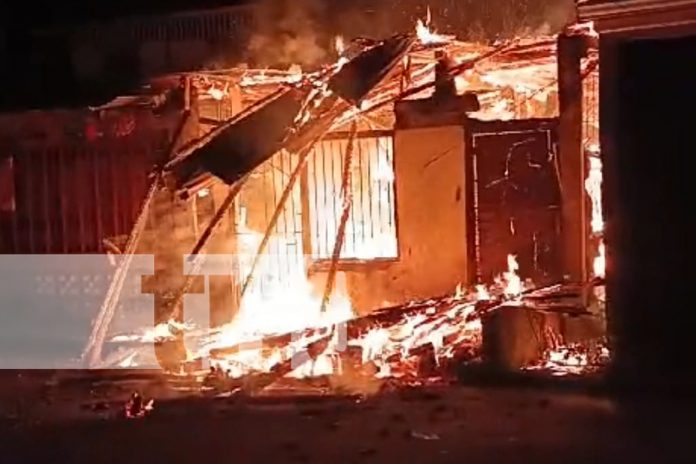 Foto: Incendio consume vivienda y taller de piñatas en El Puerto La Esperanza. Mala instalación eléctrica casi causa tragedia. /TN8