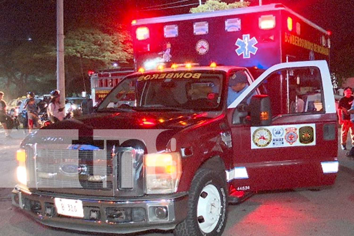 Foto: Grave accidente en el barrio Carlos Marx: una motocicleta impactó contra una camioneta dejando a dos personas con fuertes lesiones./TN8