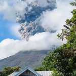 Foto: El volcán Canlaón en Filipinas, lanzó una columna de ceniza/Cortesía