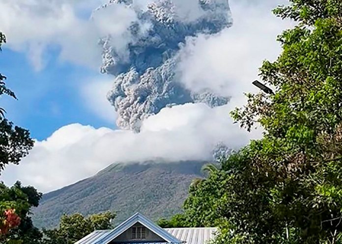 Foto: El volcán Canlaón en Filipinas, lanzó una columna de ceniza/Cortesía