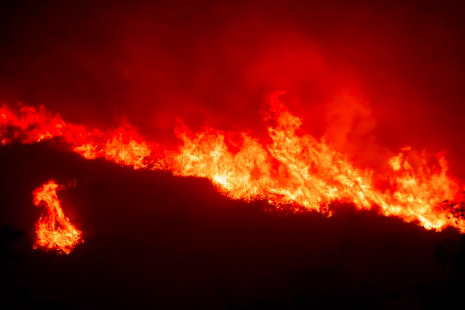 Foto: Incendio avanza en la exclusiva Malibú, cerca de Los Angeles /cortesía