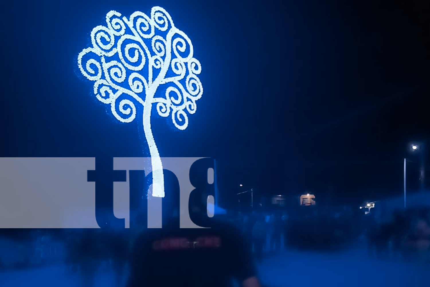 Foto:  Bluefields brilla con su nuevo árbol de la vida azul, un homenaje a la paz, unidad y diversidad del Caribe Sur./TN8