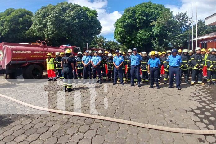 Foto: Aspirantes a bomberos se preparan para la seguridad navideña /TN8