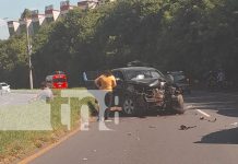 Foto: Joven conductor pierde el control y choca contra poste eléctrico en Managua/TN8