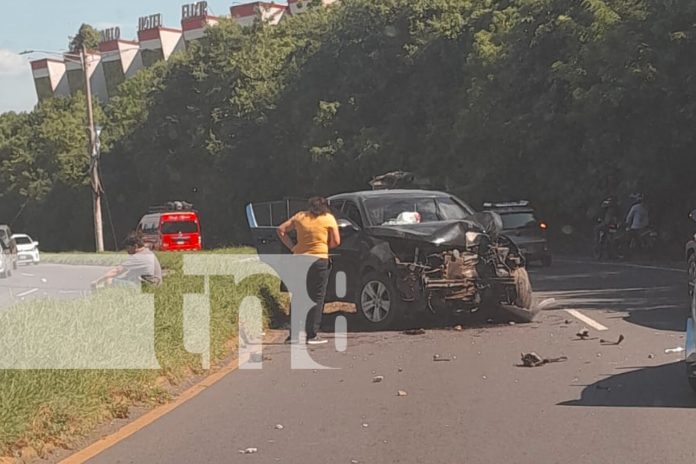 Foto: Joven conductor pierde el control y choca contra poste eléctrico en Managua/TN8