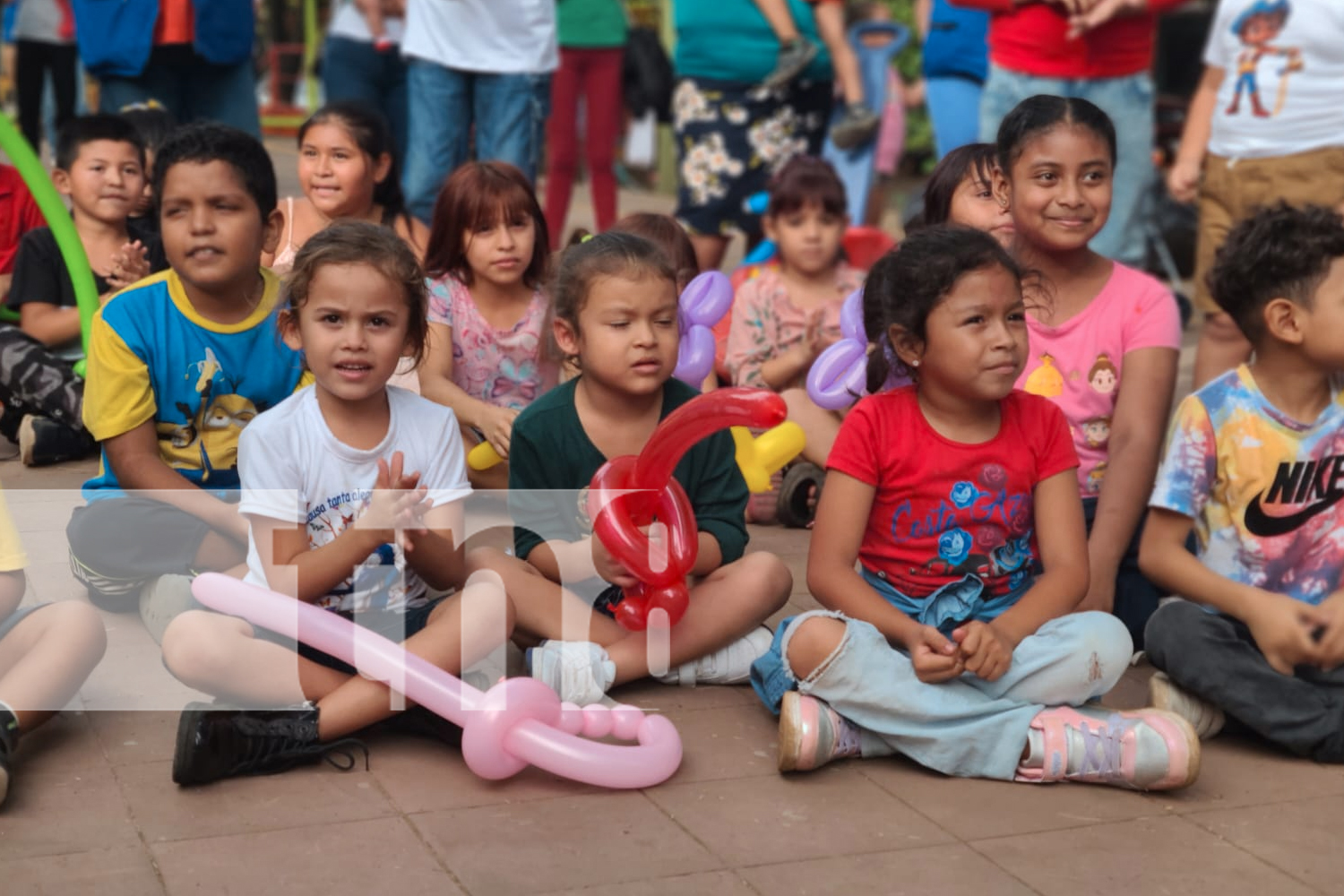 Foto: ¡Pura alegría! Más de 70 niños del Distrito II disfrutaron del festival navideño con payasos, juegos y regalos. /TN8