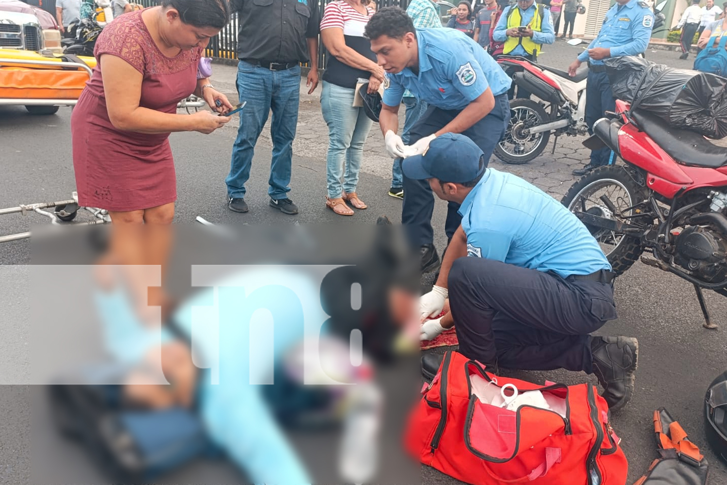 Foto: Accidente en Bello Horizonte: Motociclista impacta contra camión que giró en U. Su pierna estaba desangrándose, según testigos./TN8