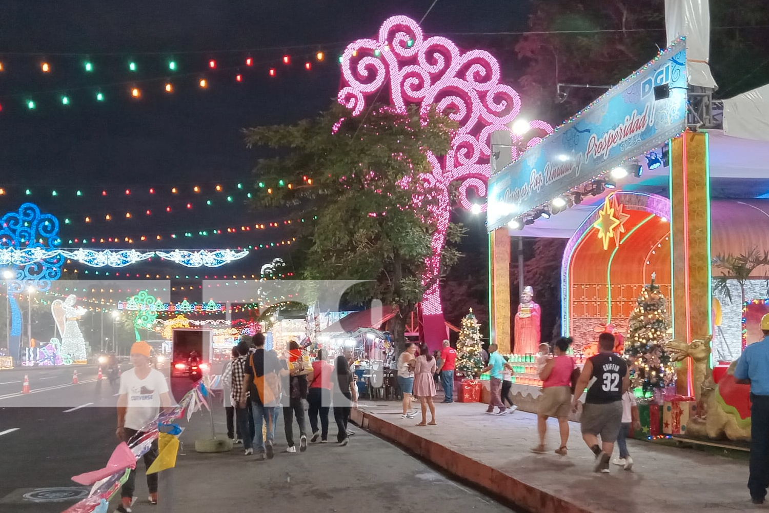 Foto: ¡La Avenida Bolívar brilla con más de 50 nacimientos! Familias de todo el país llegan a disfrutar de esta tradición navideña/TN8