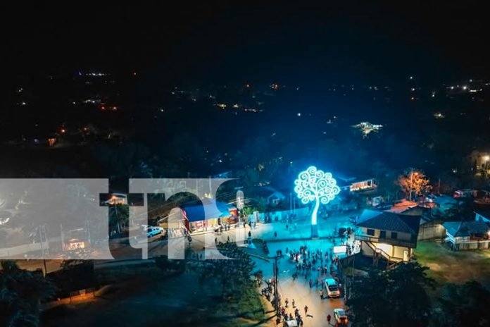 Foto: ¡Bilwi brilló con el encendido del Árbol de la Vida! Música, tradición y unidad marcaron el inicio de la Navidad en el Caribe Norte./TN8