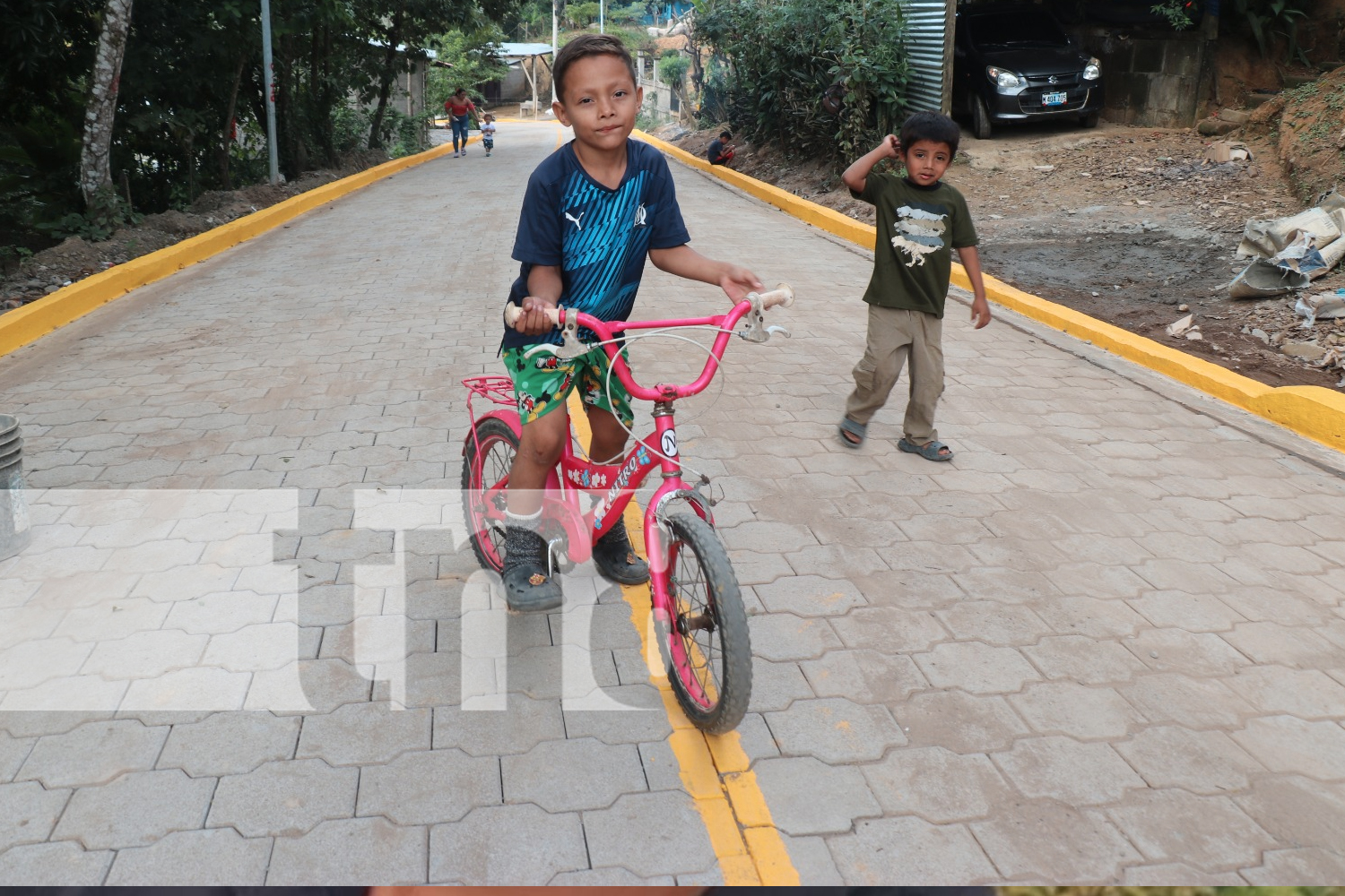 Foto: Familias de Siuna celebran nuevas calles adoquinadas en el barrio Miguel Alvarado, transformando sus vidas. /TN8