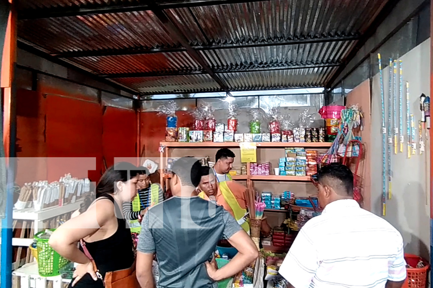 Foto:  "Ventas de pólvora aumentan tras las 7 PM en Nandaime. Comerciantes ofrecen paquetes accesibles para disfrutar una Navidad en paz. /TN8