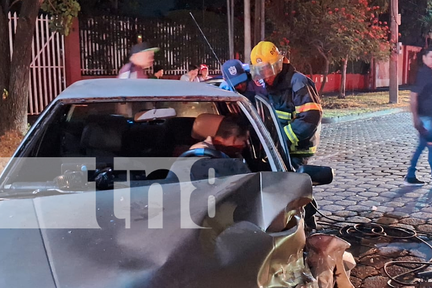 Foto:Conducir bajo los efectos del alcohol provoca fuerte accidente en El Güegüense, Managua. Cuatro personas lesionadas y vehículos involucrados./TN8