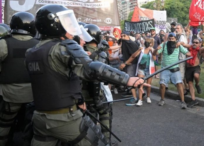 Foto: Represión en Argentina /cortesía