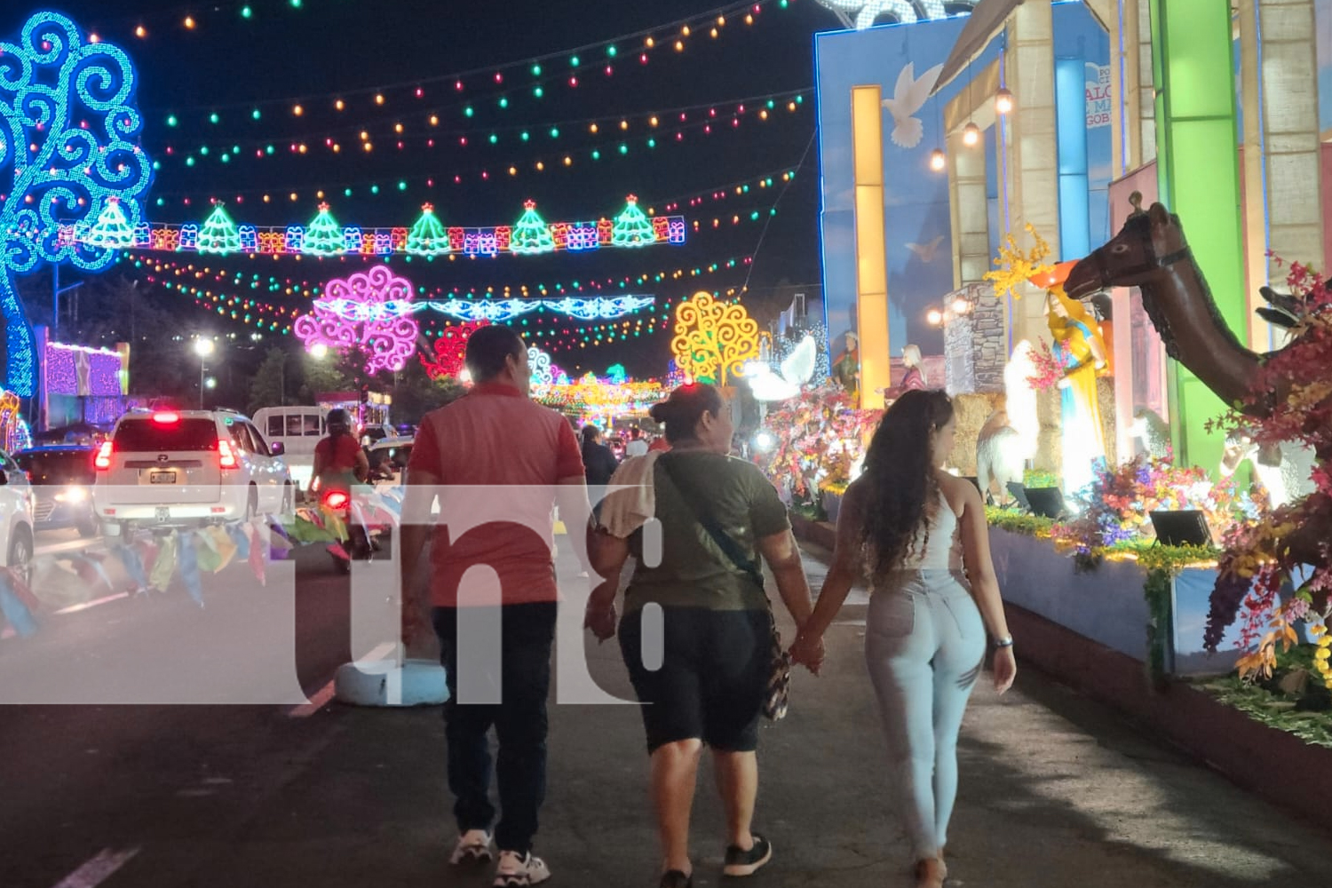 Foto: Familias nicaragüenses disfrutan de los hermosos nacimientos en la Avenida Bolívar a Chávez, celebrando con fervor y unión familiar./TN8