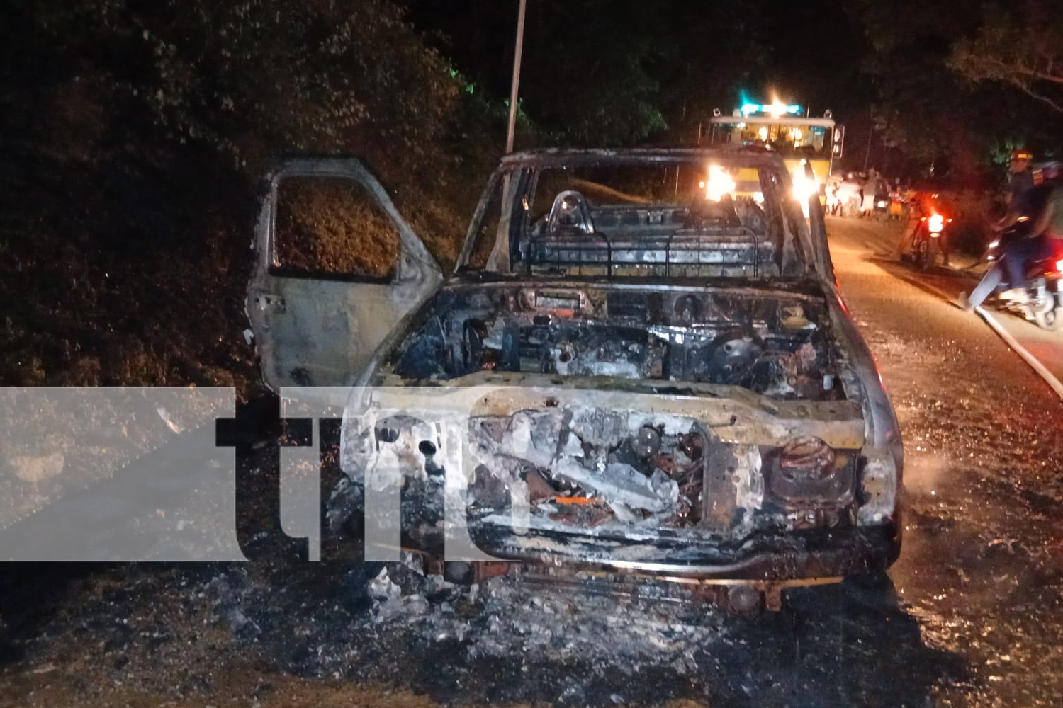 Foto: Una camioneta se incendió en La Curva de los Monos, en Rivas, debido a una posible fuga de combustible. Bomberos lograron apagar/TN8