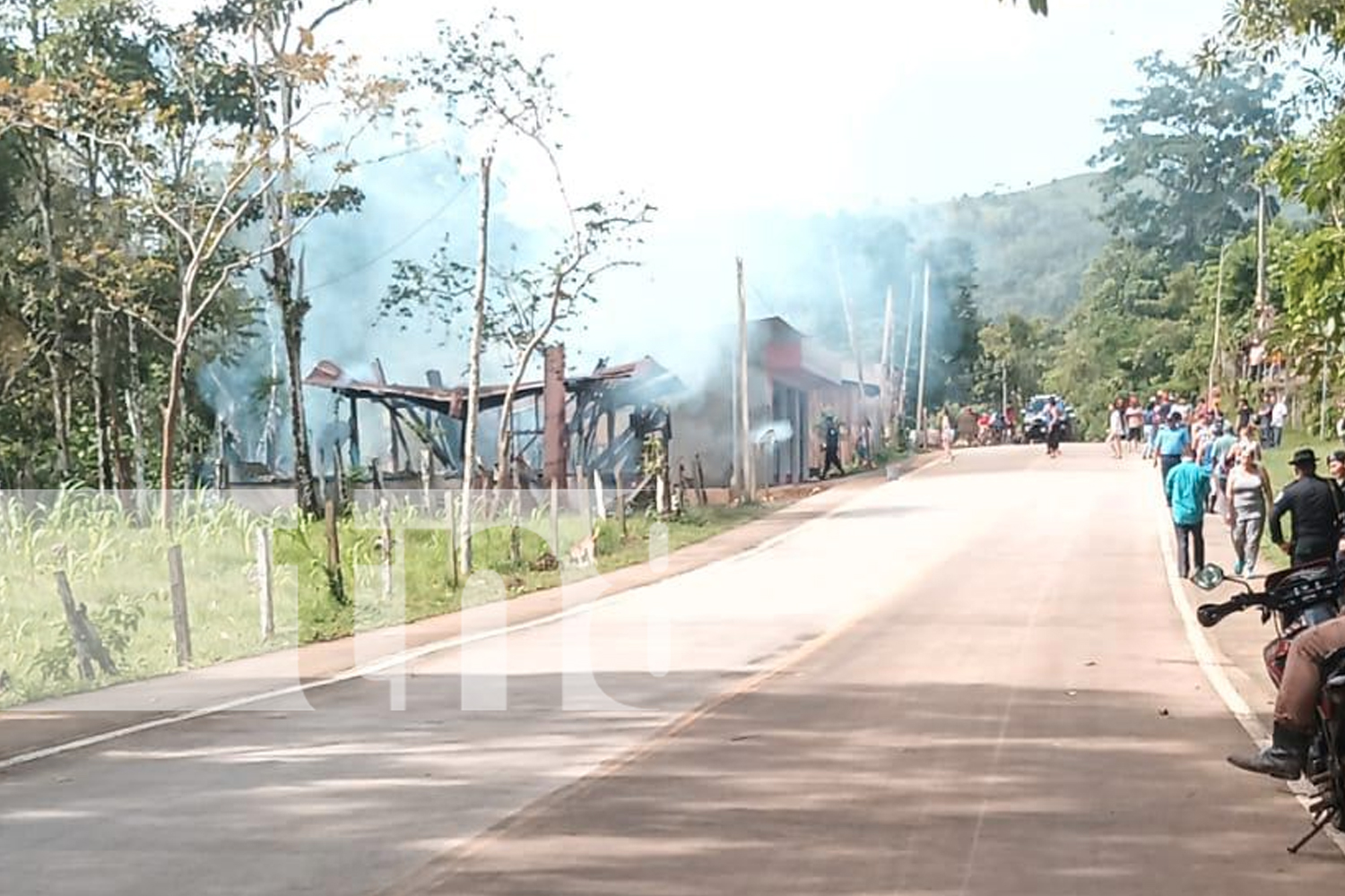 Foto: Un incendio destruyó por completo un taller en San Carlos. Gracias a la pronta intervención de los bomberos, no hubo víctimas. /TN8