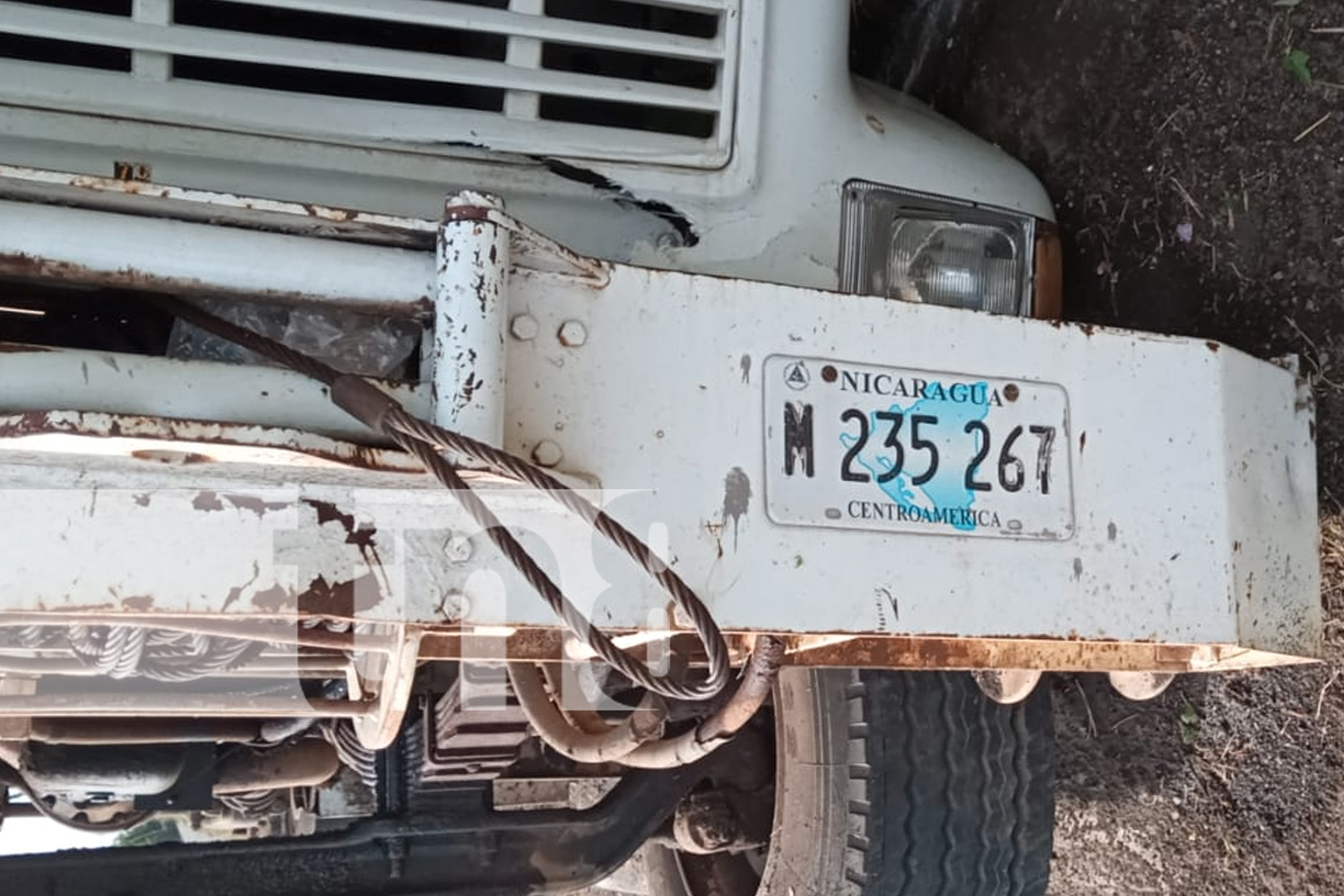 Foto: Cámaras captan el momento en que una grúa pierde el control tras cruzar un charco en la pista Mayoreo-Ciudad Belén. ¡Precaución al manejar! /TN8