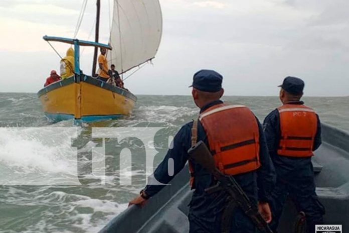 Foto: Fuerza Naval de Nicaragua salva a 21 tripulantes /TN8