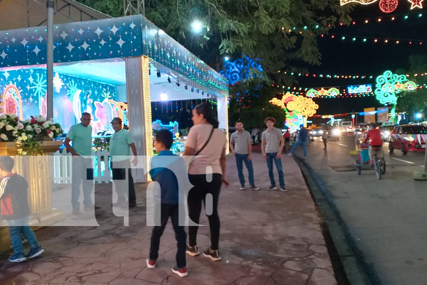 Foto: La Avenida Bolívar a Chávez se llena de fe y tradición con coloridos altares dedicados a la Virgen María. ¡Disfrutá este recorrido mágico! /TN8