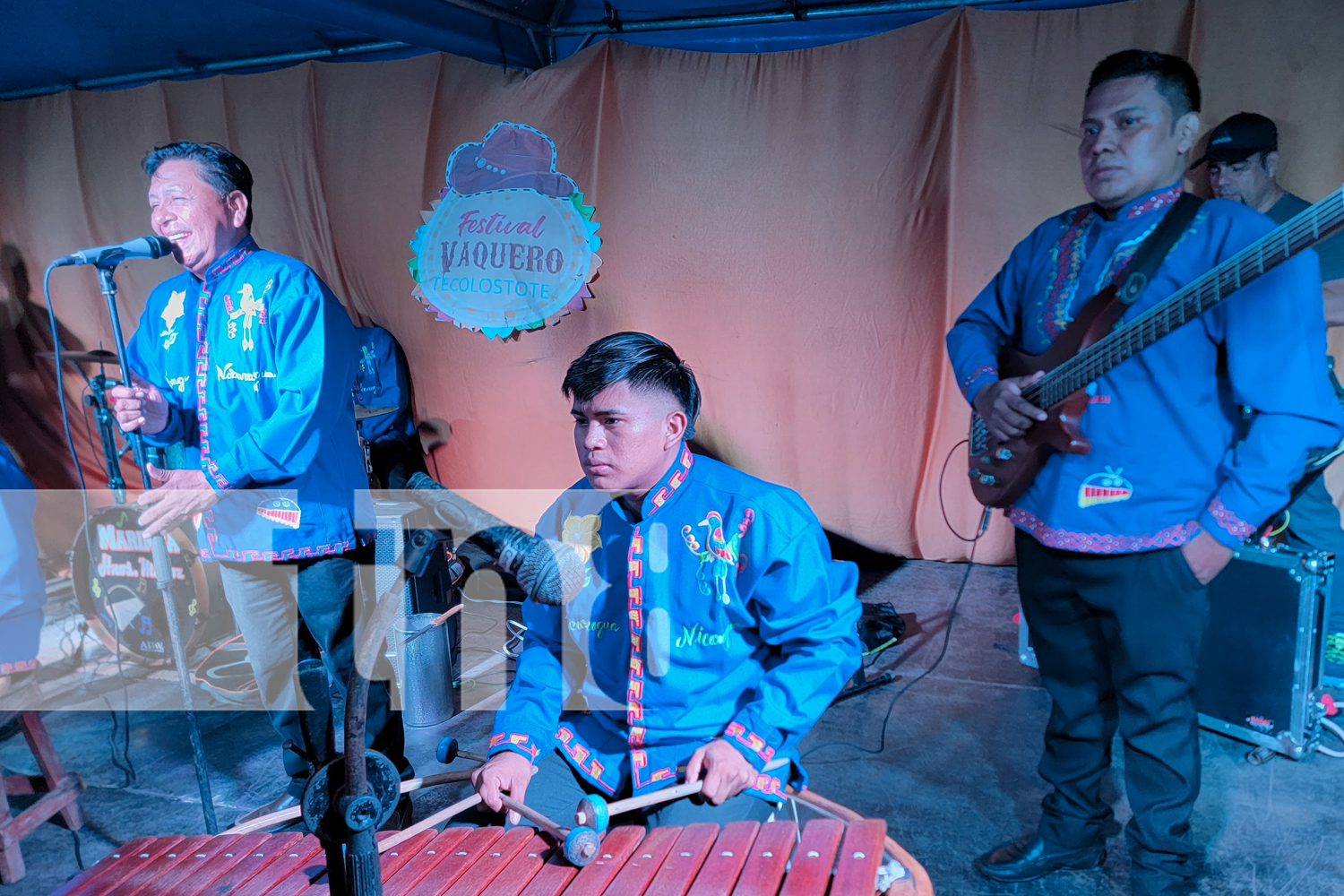 Foto: Tecolostote celebró su noche cultural navideña con marimba, danza y villancicos en un ambiente lleno de paz y tradición. /TN8