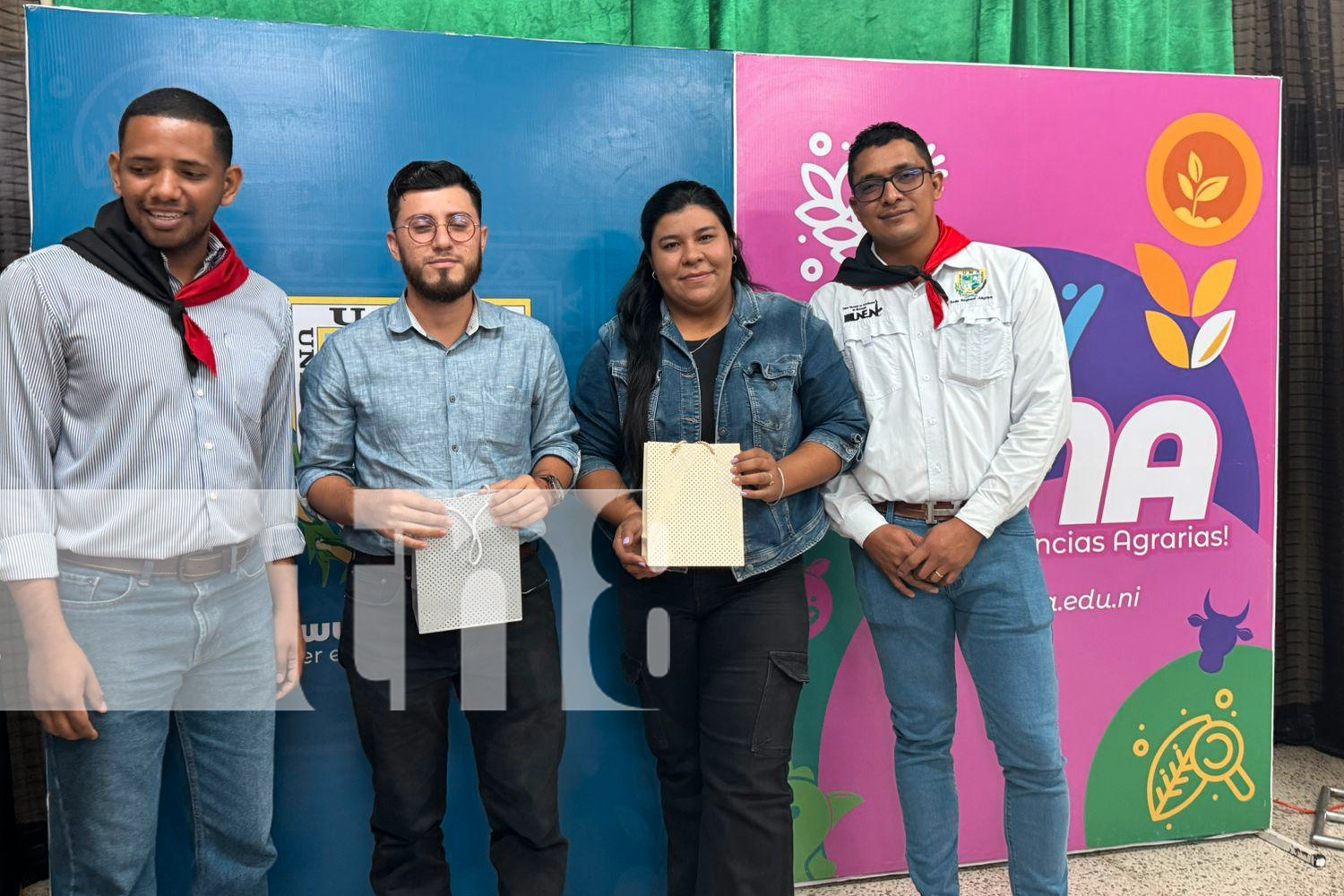 Foto: ¡Excelencia en Juigalpa! Estudiantes del CUR UNA reciben reconocimiento por su destacado desempeño académico./TN8