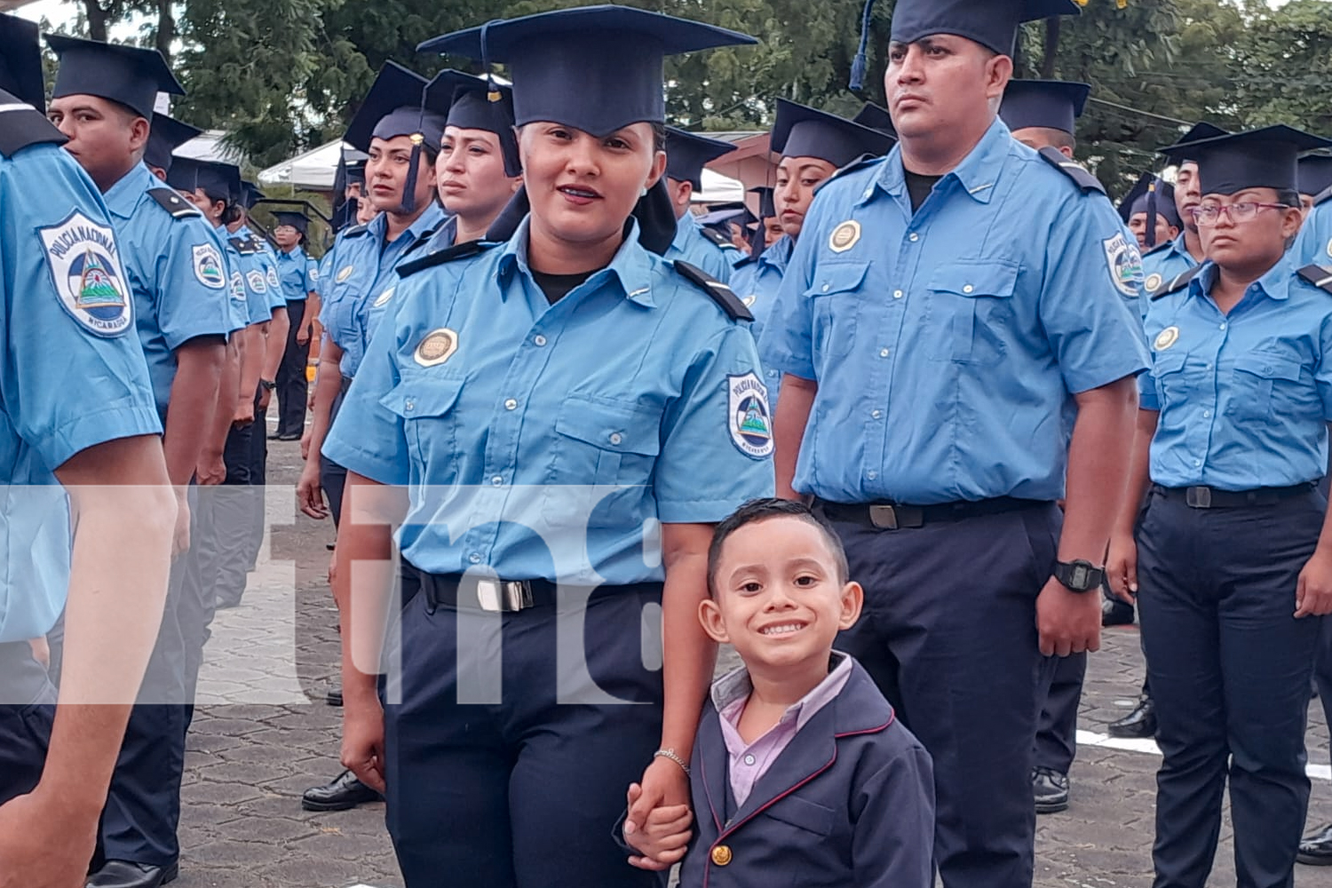 Foto:¡Nunca es tarde para aprender! Jorge Juárez Ríos, policía de 15 años de servicio, culmina su bachillerato y da ejemplo de superación./TN8