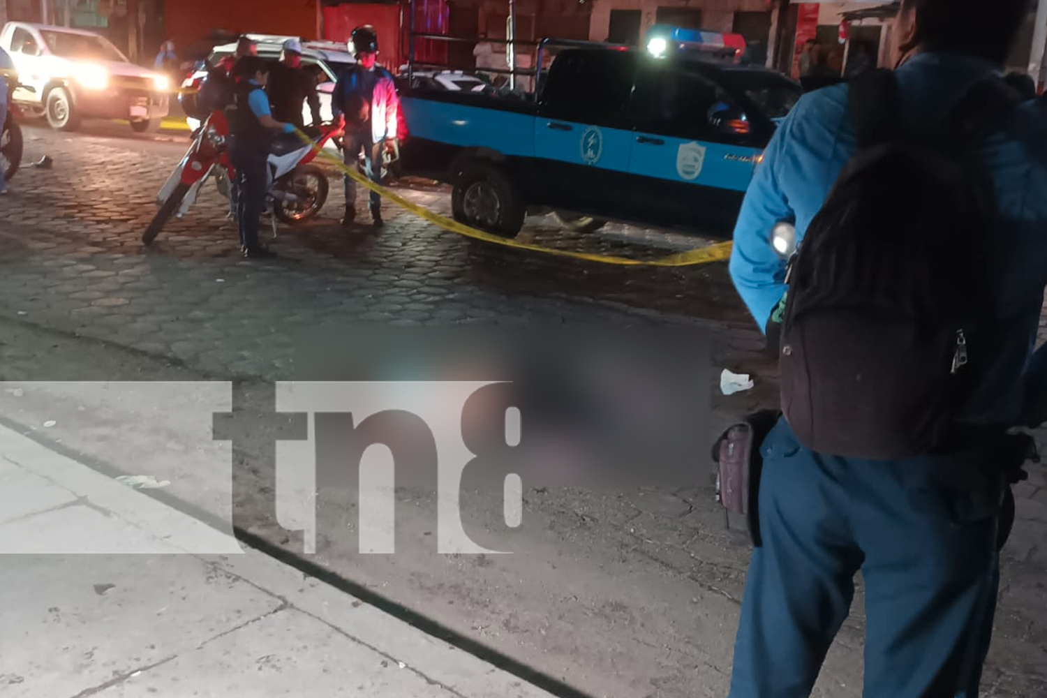 Foto: Choque fatal: Ambulancia colisiona con motocicletas en Villa Vulgaria, Managua El conductor murió calcinado y la acompañante/TN8