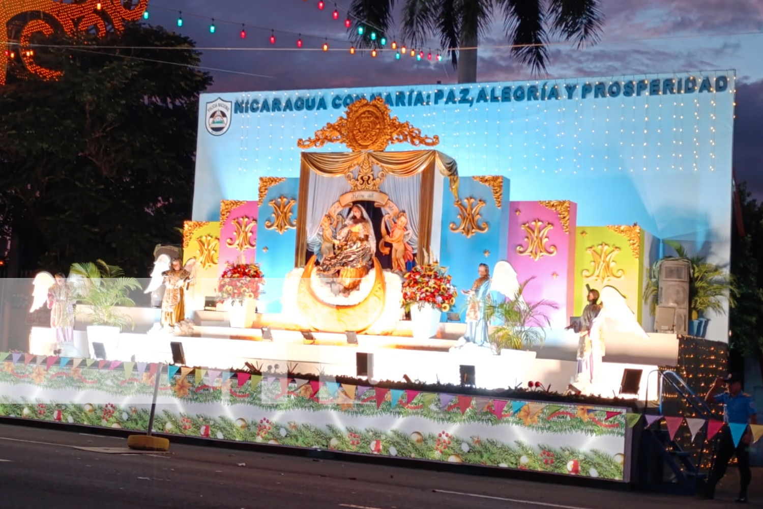 Foto: Familias disfrutan del ambiente festivo en la Avenida Bolívar a Chávez/TN8