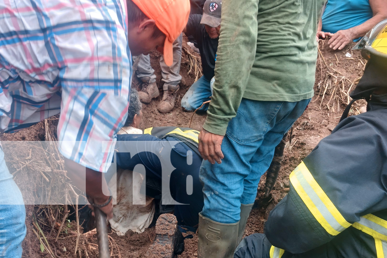 Foto: Hombre quedó soterrado en deslizamiento de tierra en Juigalpa, Chontales/TN8