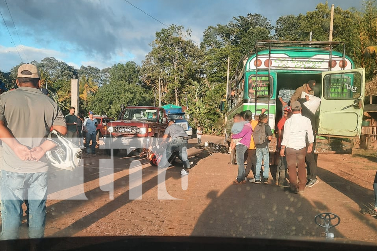 Foto: Dos lesionados tras impacto entre moto y bus en San Antonio, Matagalpa/ TN8