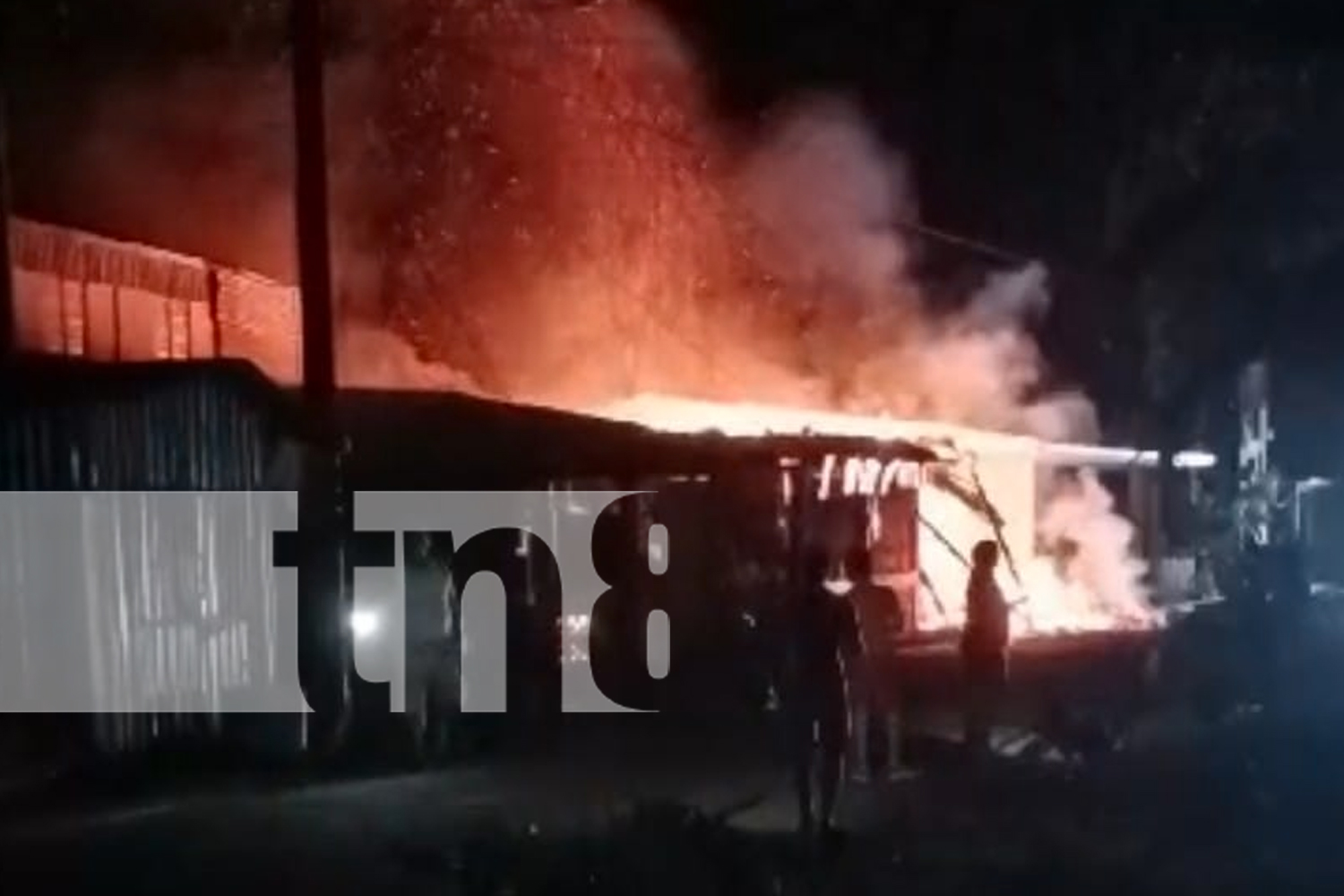 Foto: Incendio consume vivienda y taller de piñatas en El Puerto La Esperanza. Mala instalación eléctrica casi causa tragedia. /TN8