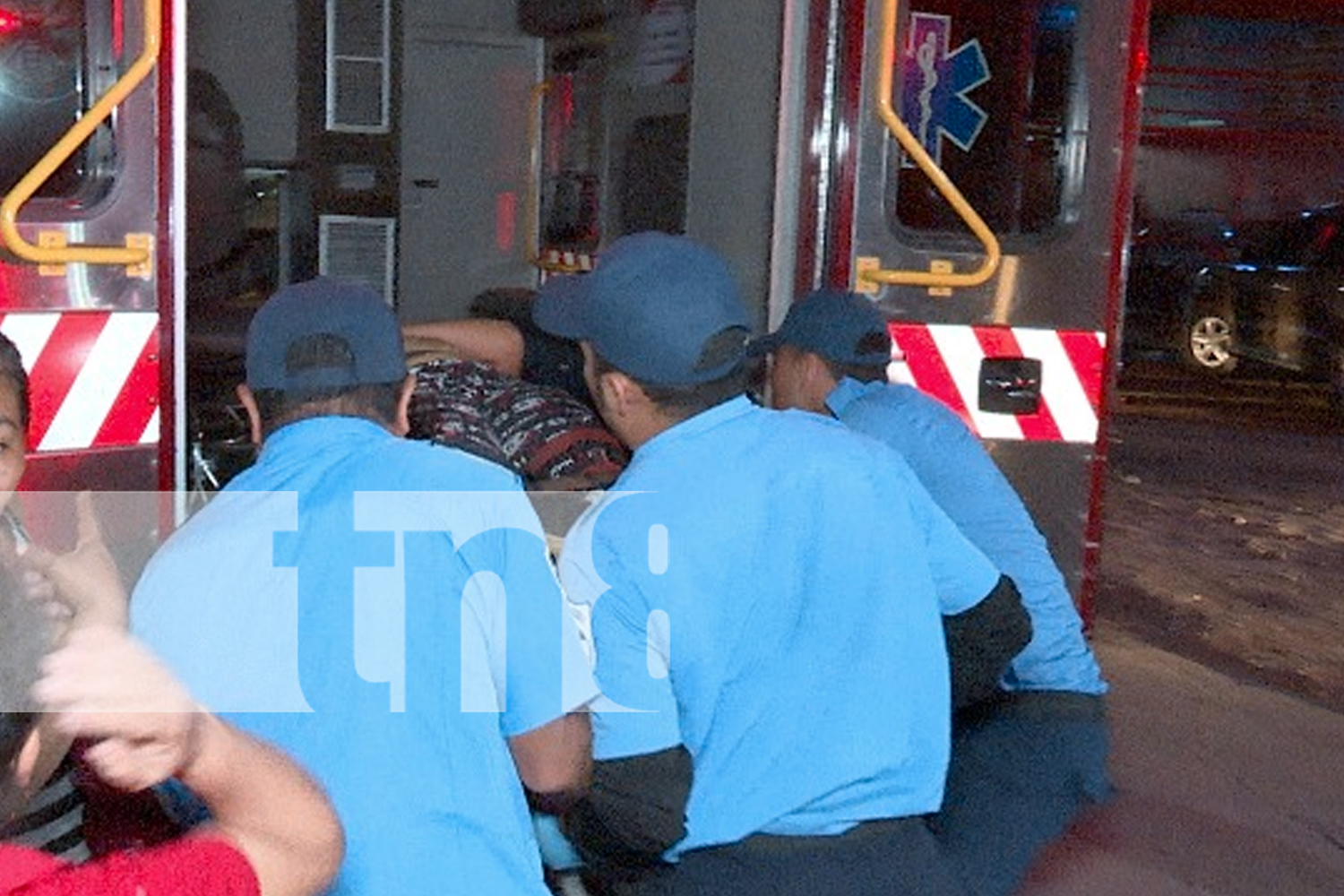 Foto: Grave accidente en el barrio Carlos Marx: una motocicleta impactó contra una camioneta dejando a dos personas con fuertes lesiones./TN8