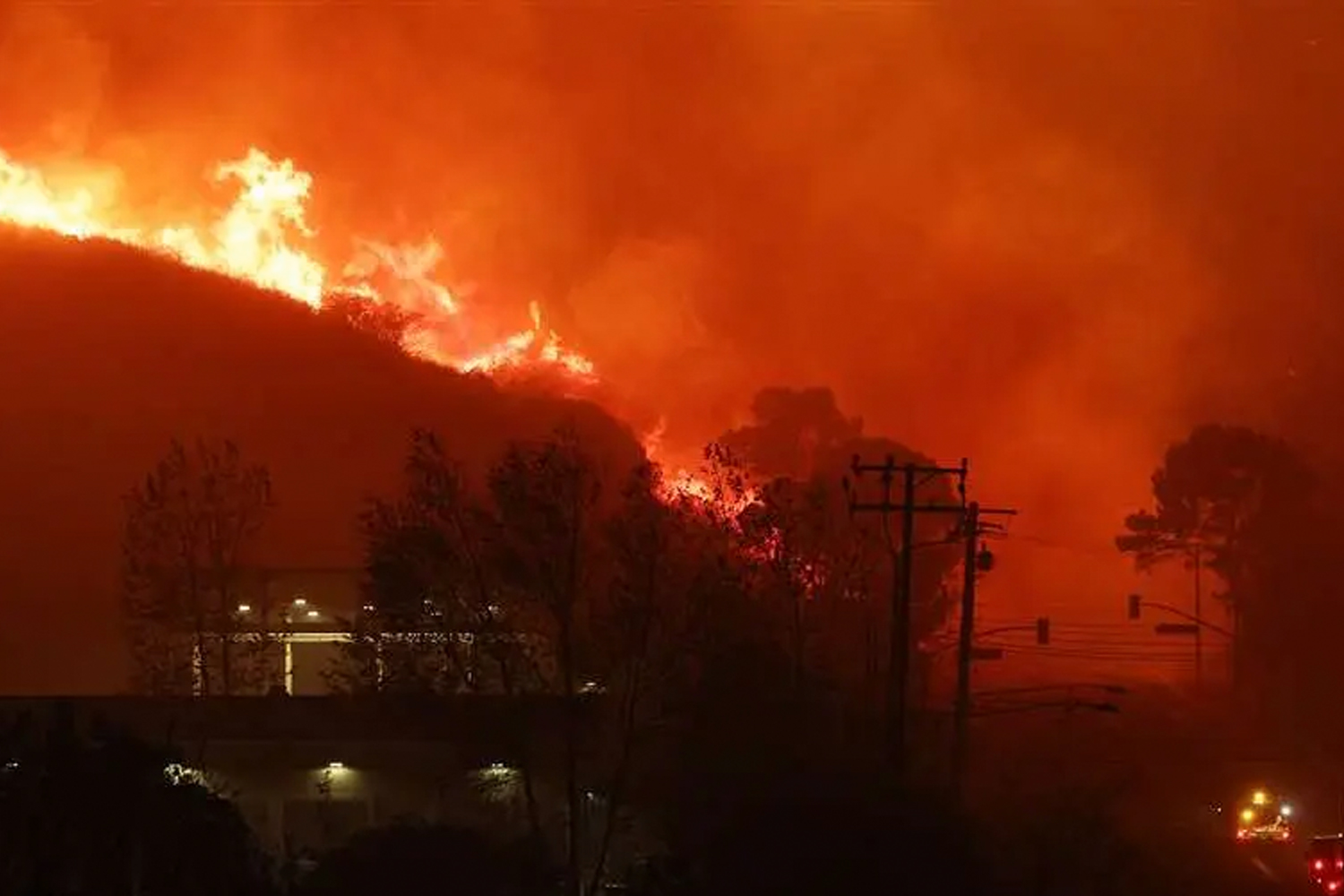 Foto: Incendio avanza en la exclusiva Malibú, cerca de Los Angeles /cortesía