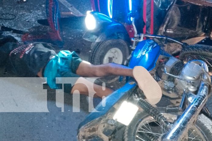 Foto: Exceso de velocidad y falta de precaución causan un fuerte accidente en Mateare. El acompañante de motociclista está gravemente herido. /TN8