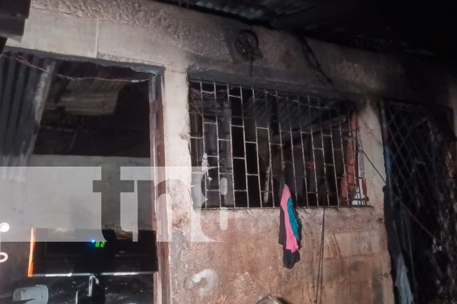 Foto: Una familia en el barrio 18 de Mayo lo perdió todo tras un incendio. Necesitan ropa, alimentos y materiales para reconstruir su hogar./TN8