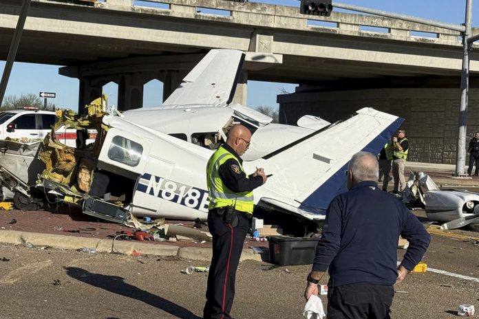 Foto: Avioneta se estrella en una autopista de Texas /Cortesía