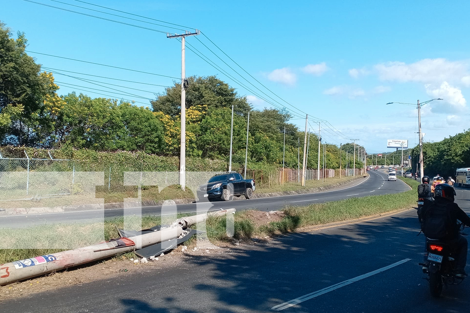 Foto: Joven conductor pierde el control y choca contra poste eléctrico en Managua/TN8