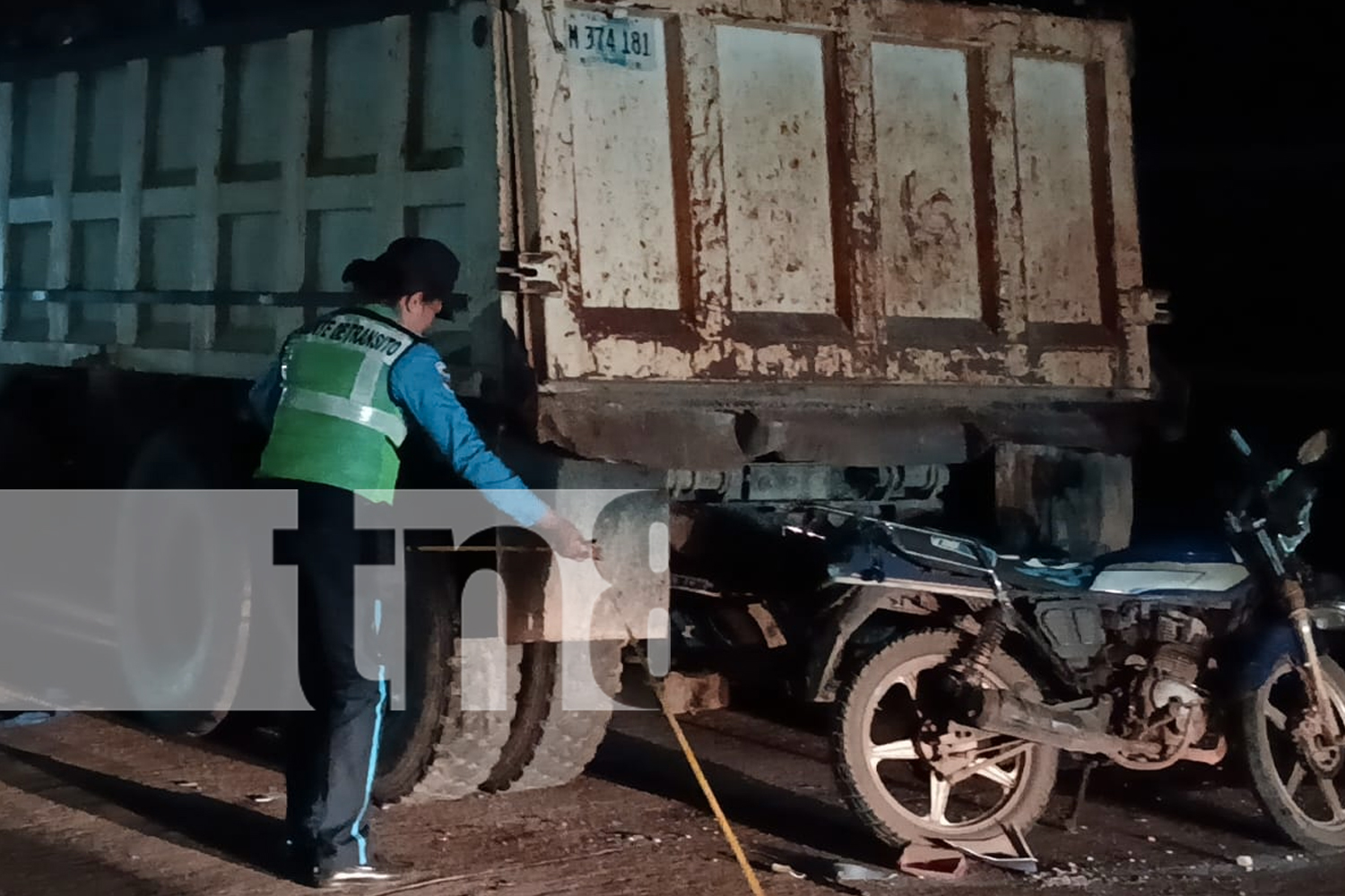 Foto: Accidente en Bluefields : Motociclista y acompañante sobreviven tras impactar con un volquete estacionado sin señalización./TN8