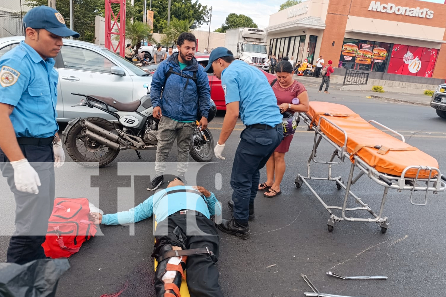 Foto: Accidente en Bello Horizonte: Motociclista impacta contra camión que giró en U. Su pierna estaba desangrándose, según testigos./TN8