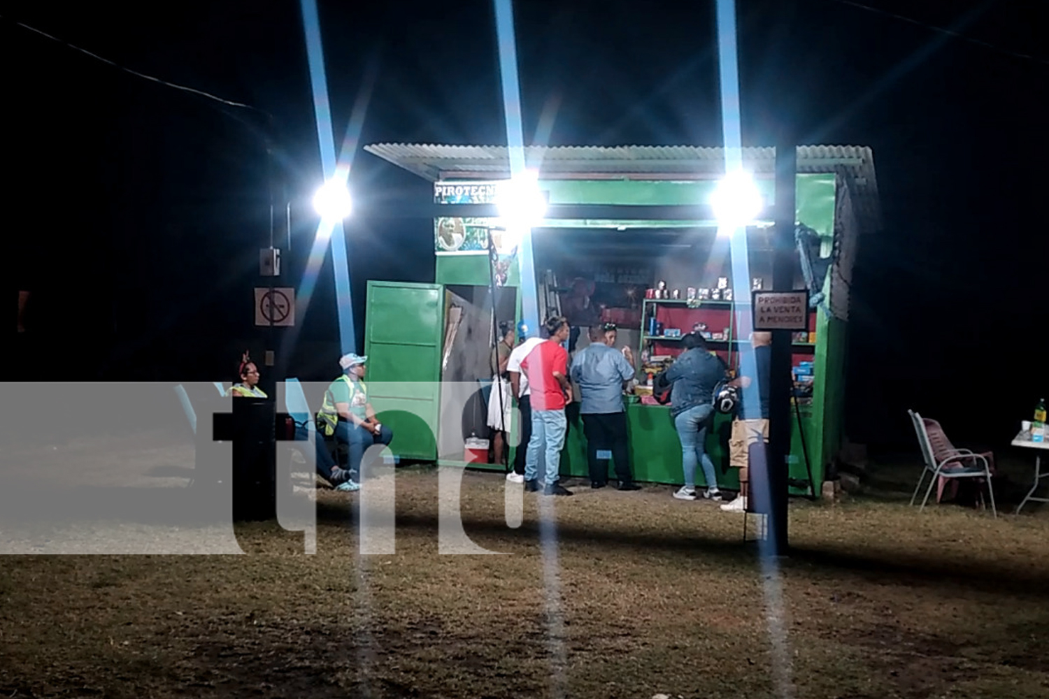 Foto:  "Ventas de pólvora aumentan tras las 7 PM en Nandaime. Comerciantes ofrecen paquetes accesibles para disfrutar una Navidad en paz. /TN8