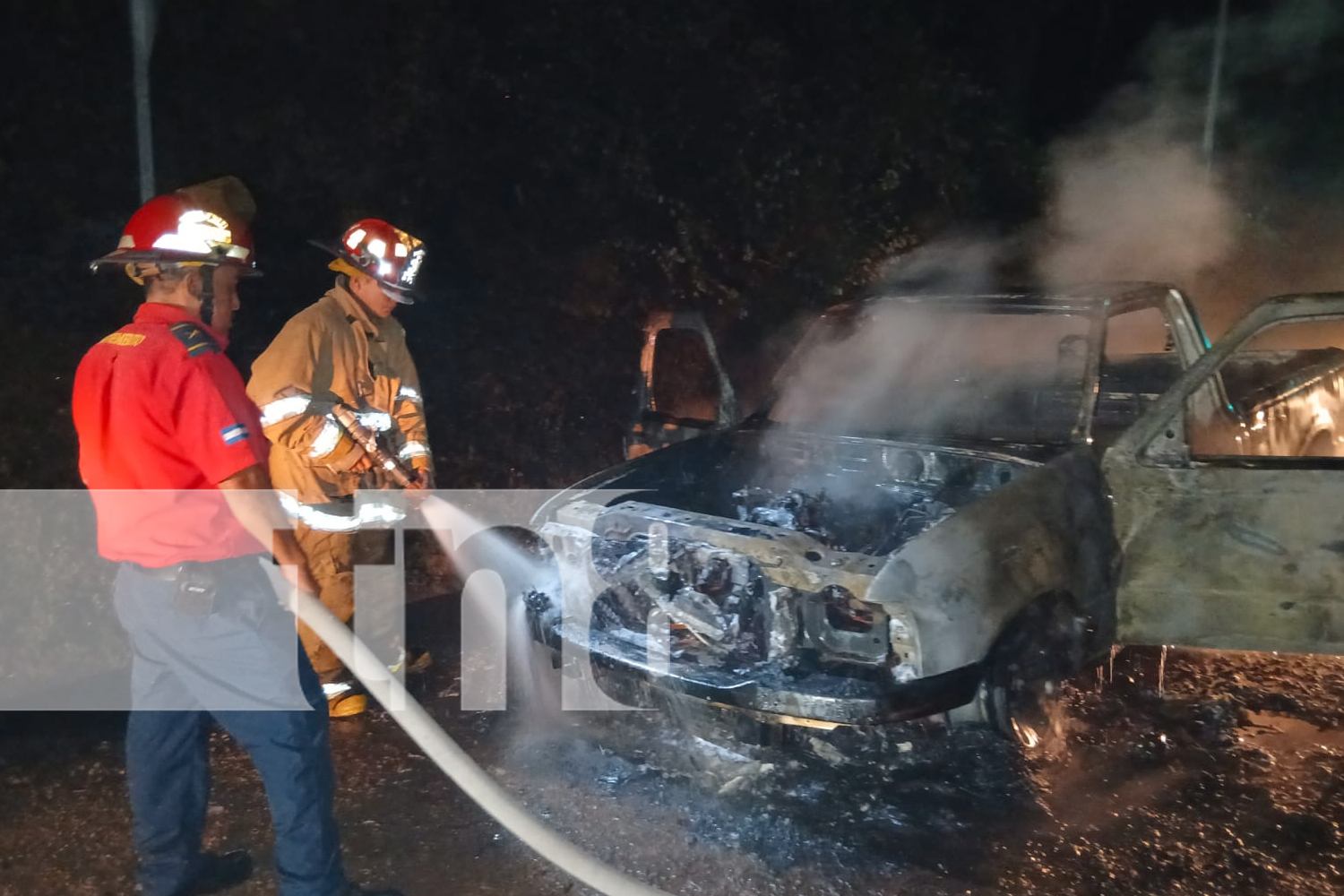 Foto: Una camioneta se incendió en La Curva de los Monos, en Rivas, debido a una posible fuga de combustible. Bomberos lograron apagar/TN8