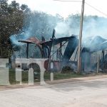 Foto: Un incendio destruyó por completo un taller en San Carlos. Gracias a la pronta intervención de los bomberos, no hubo víctimas. /TN8