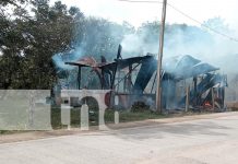 Foto: Un incendio destruyó por completo un taller en San Carlos. Gracias a la pronta intervención de los bomberos, no hubo víctimas. /TN8