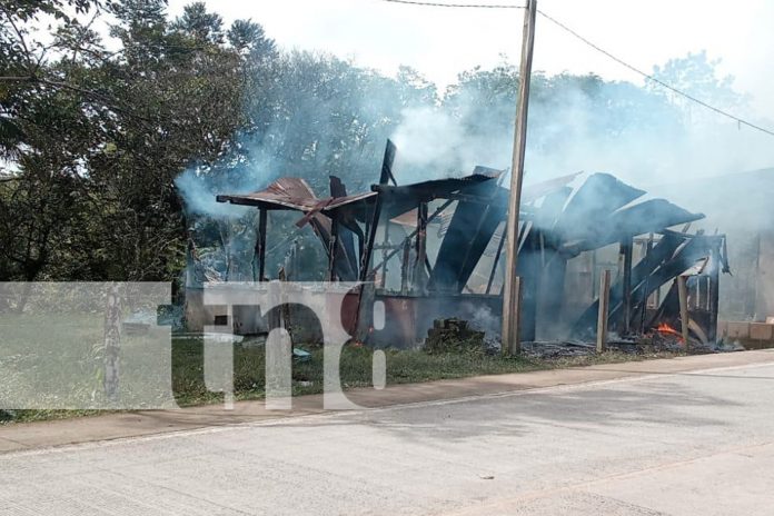 Foto: Un incendio destruyó por completo un taller en San Carlos. Gracias a la pronta intervención de los bomberos, no hubo víctimas. /TN8