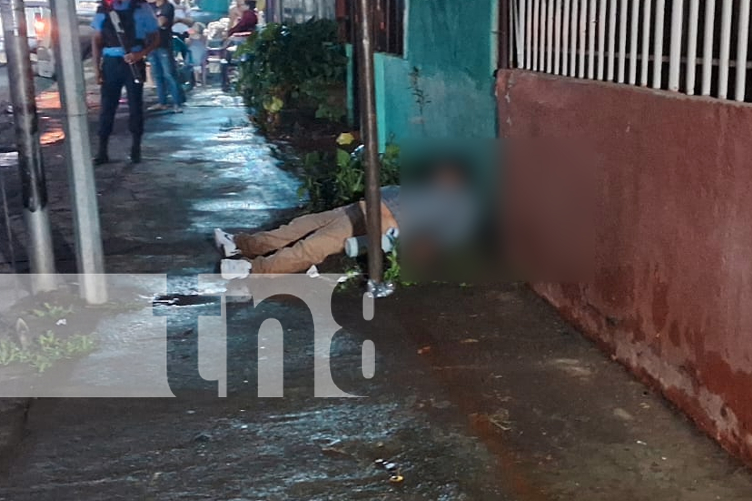 Foto:Un hombre fue hallado sin vida en una calle de Villa Venezuela. La Policía Nacional investiga si fue una caída mortal o algo más. /TN8