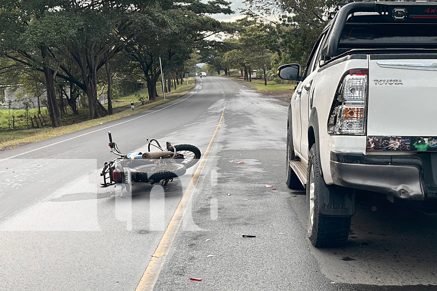 Foto:En la carretera Juigalpa-Managua, un motociclista resultó herido tras un accidente con una camioneta. Afortunadamente, no hubo víctimas /TN8